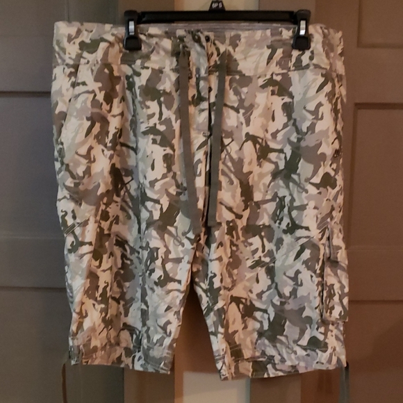 Nike Womens Knee Length Shorts -NWT